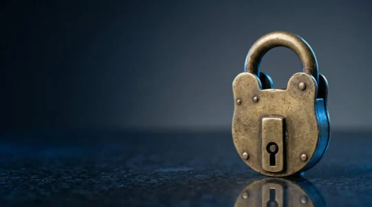 Concept visuel symbolisant les menaces cybernétiques et la protection des systèmes informatiques