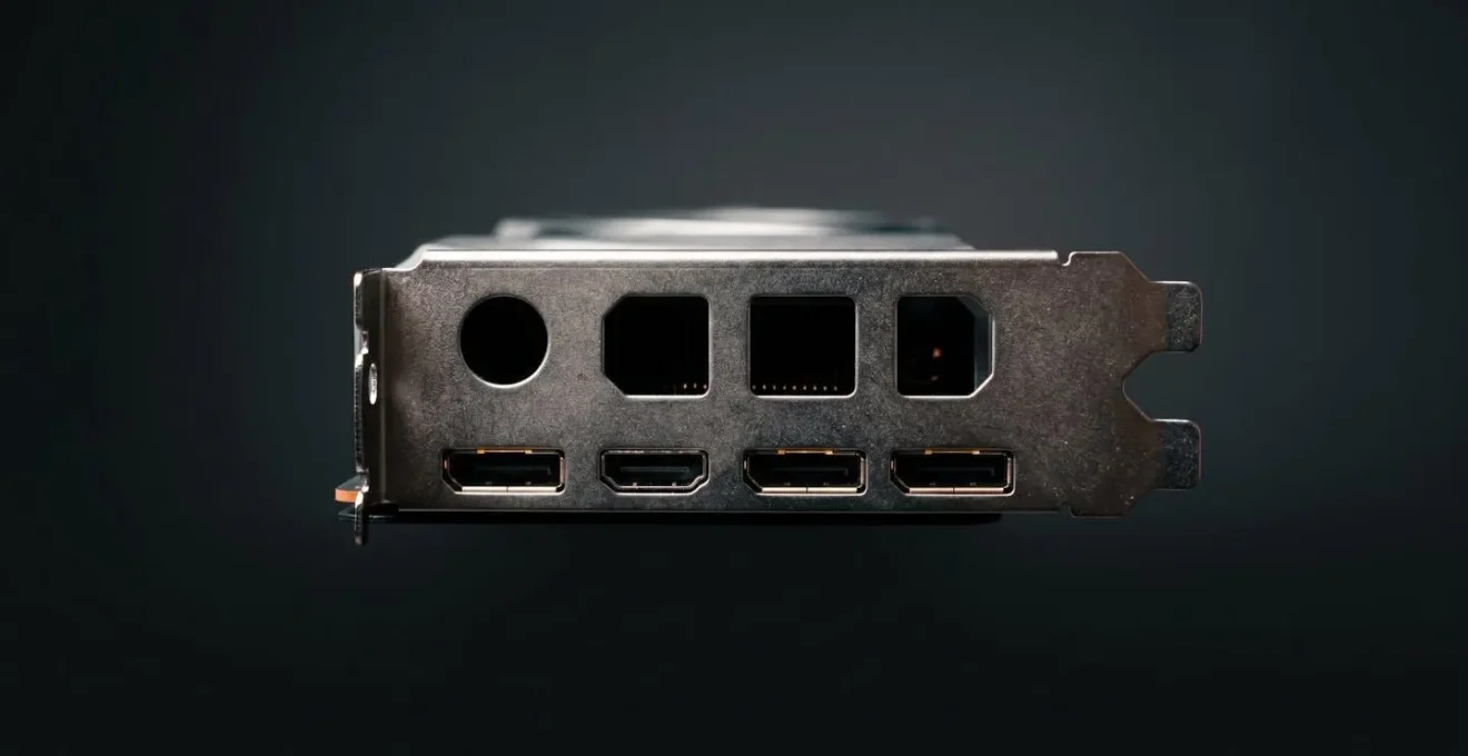 Panneau arrière d'une carte graphique haute performance montrant les ports de sortie vidéo