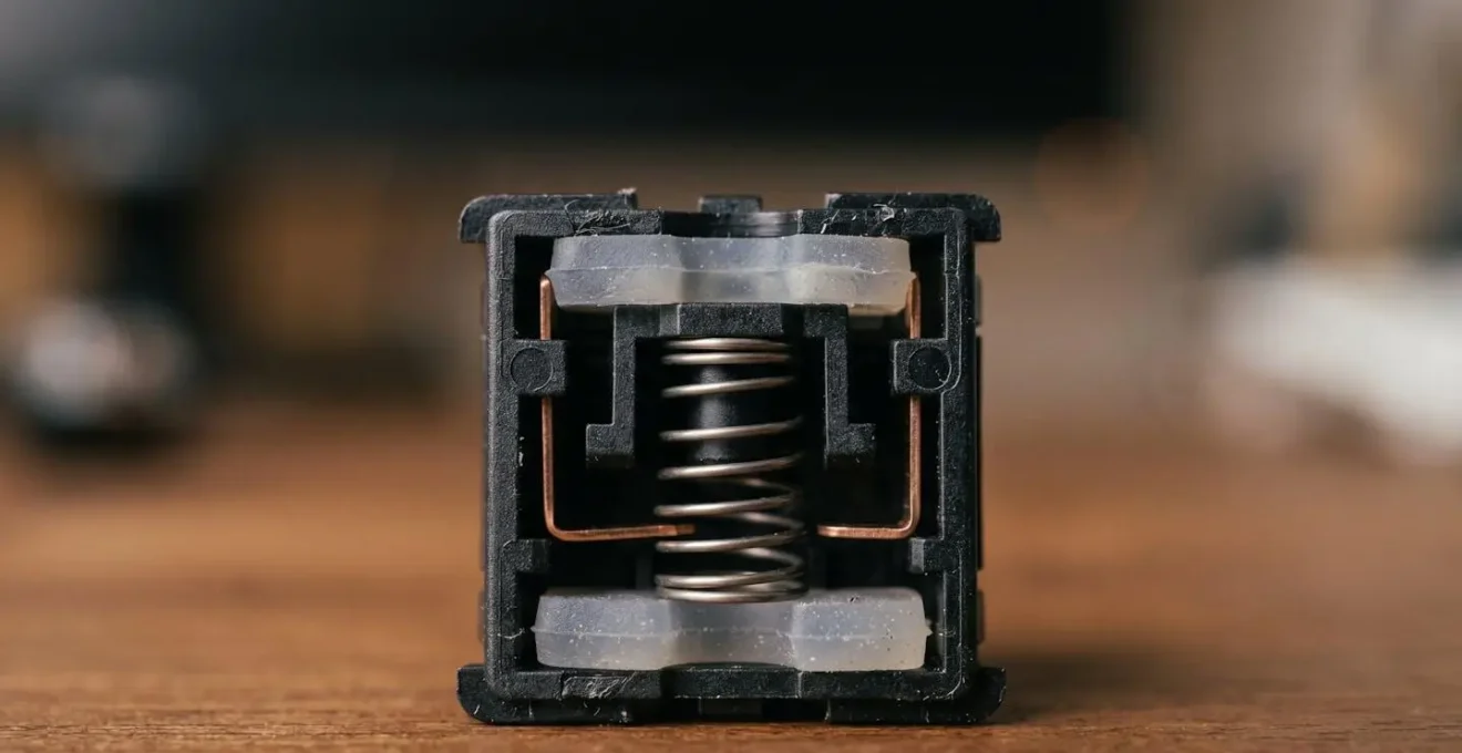Gros plan macro sur un switch de clavier mécanique silencieux montrant les éléments d'amortissement, avec texture détaillée