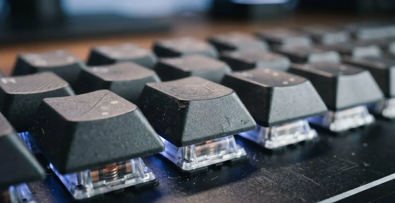 Gros plan sur un clavier mécanique de développeur avec touches rétroéclairées dans une lumière tamisée