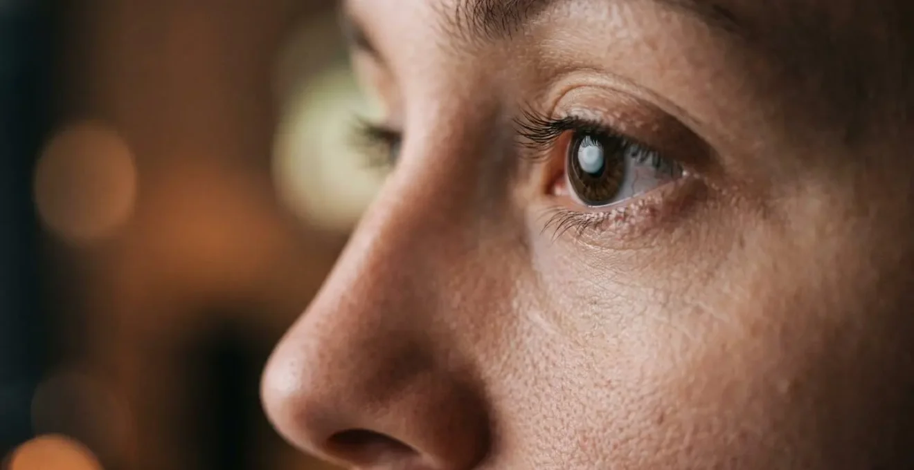 Gros plan sur des yeux devant un écran avec un éclairage doux illustrant le confort visuel