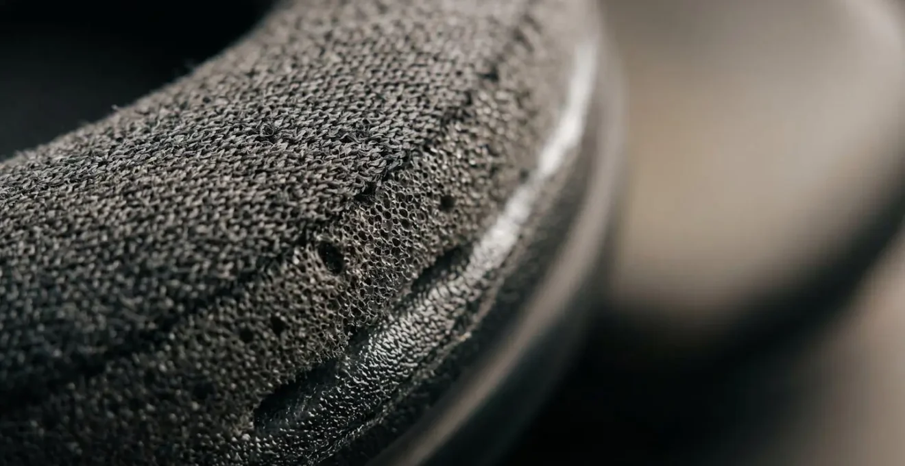 Gros plan macro sur les matériaux et textures d'embouts de casque audio en mousse à mémoire de forme