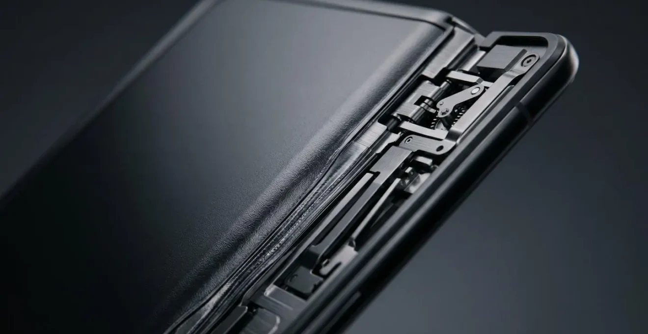 Gros plan sur la zone de pliure d'un smartphone pliable montrant la texture et la courbure de l'écran